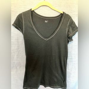 Gap classic v-neck t-shirt with white stitching. Size XS.